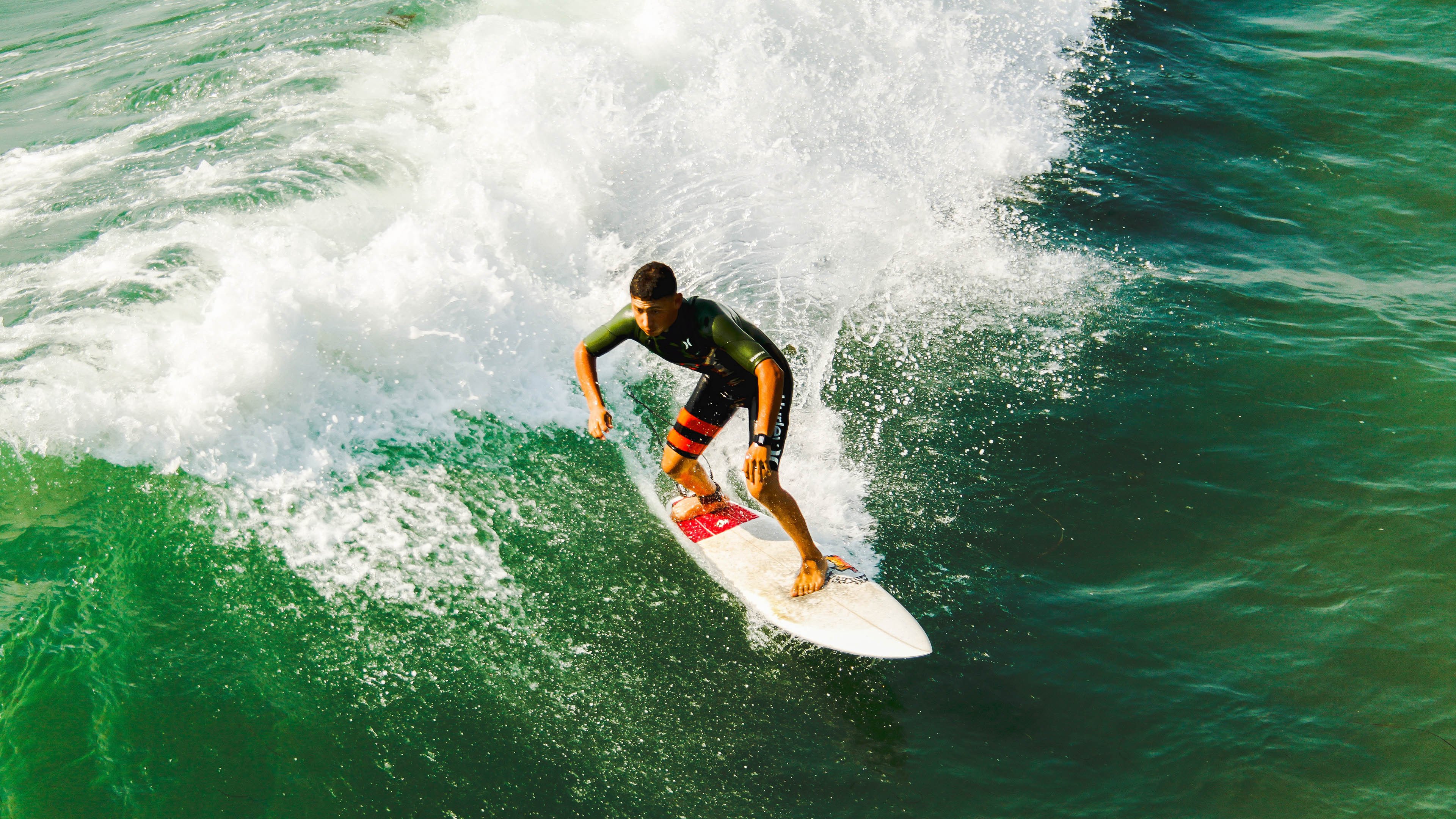图卢兹通过快速边路传中形成威胁，图卢兹insa