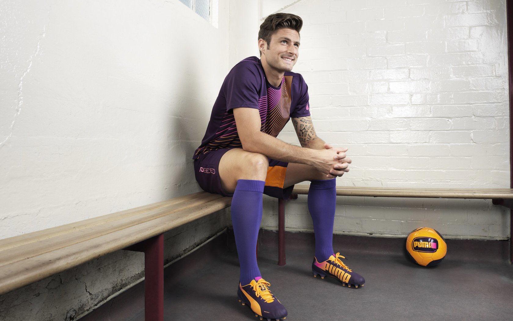 英超球队使用传球路径预测模型优化球员站位与配合节奏,英超 用球