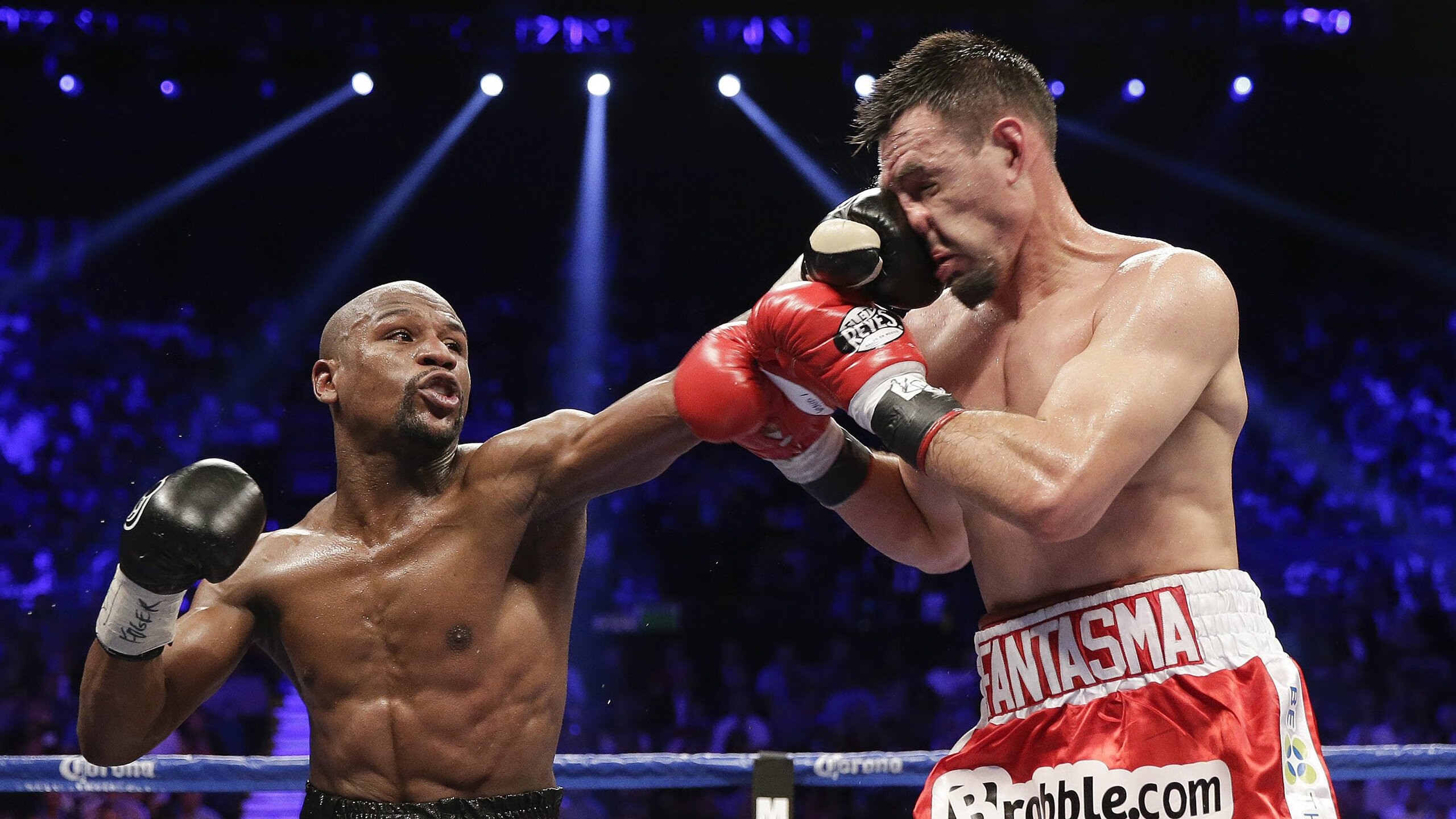 里昂边后卫助攻频繁增加进攻层次,里昂右后卫